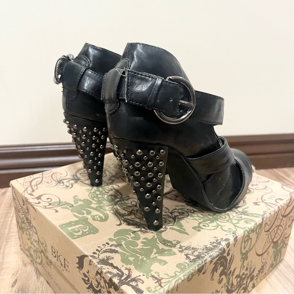 BKE Buckle Studded Strappy Sandals - Picture 4 of 7